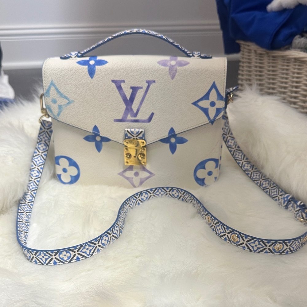 Gorgeous Pochette Métis MM handbag. High Quality
